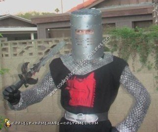 Idea de disfraz de Halloween único hecho en casa de Black Knight
