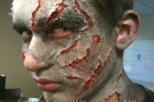 Maquillaje y disfraz de zombie «Hecho después de la medianoche»
