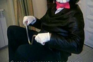 Marioneta Billy con un disfraz de la película «Saw»