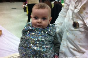 El disfraz de bola de discoteca más tierno para niños