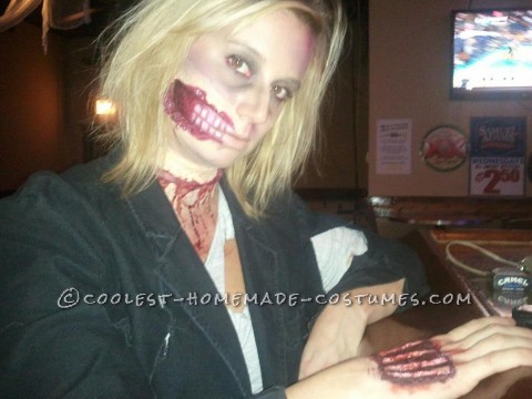 Tuve que trabajar en Halloween, que es mi fiesta favorita.  Uno de mis programas favoritos es The Walking Dead, así que pensé, ¿por qué no me convierto en un zombi?  yo