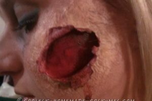 Disfraz de zombi espeluznante basado en The Walking Dead