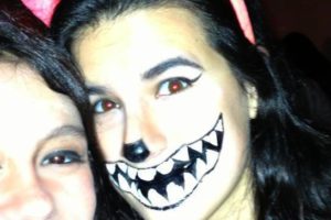 Genial disfraz y maquillaje del gato de Cheshire