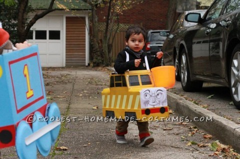 Mi esposo Arsenio hizo estos increíbles disfraces de personajes para él y nuestro hijo Egon desde cero usando cartón.  Egon enorme aunque