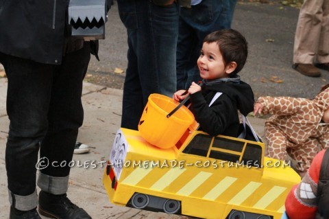 Mi esposo Arsenio hizo estos increíbles disfraces de personajes para él y nuestro hijo Egon desde cero usando cartón.  Egon enorme aunque