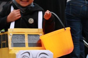 Genial disfraz de padre e hijo hecho a mano: Cranky Crane y Diesel 10