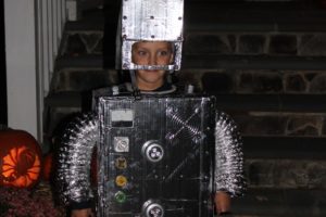 Genial disfraz de robot para niños que puedes hacer tú mismo