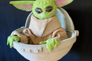 El mejor disfraz DIY de Baby Yoda de The Mandalorian