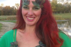 El mejor disfraz de Poison Ivy con el infame peinado de Uma