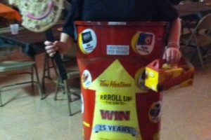 El mejor disfraz de Tim Horton Roll Up the Rim Coffee Cup