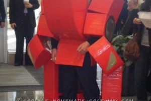 Increíble traje transformador de Ferrari que realmente transforma