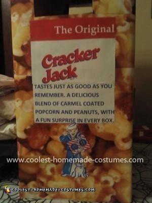 El mejor disfraz de Cracker Jack Box es el lado derecho del disfraz.