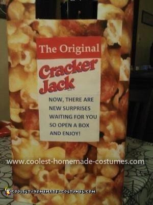 El mejor disfraz de Cracker Jack Box es el lado izquierdo del disfraz.