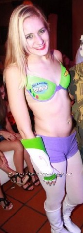 Me tomó un tiempo crear este sexy disfraz de Buzz Lightyear, pero valió la pena.  Me divertí mucho usándolo.  Materiales: (sujetador) - sujetador de color sólido - pintura roja - verde