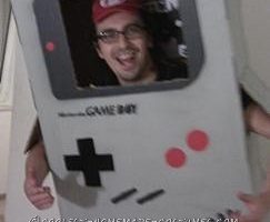 El disfraz de Nintendo Gameboy DIY más genial jamás creado