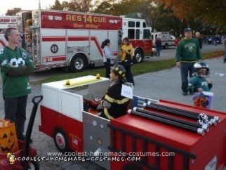 Camión de bomberos casero para un traje de bombero