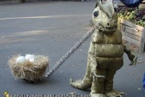 El disfraz de dinosaurio más singular.
