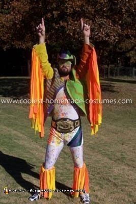 El macho más cool disfrazado de Randy Savage