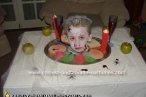 Cool head en un plato en traje casero