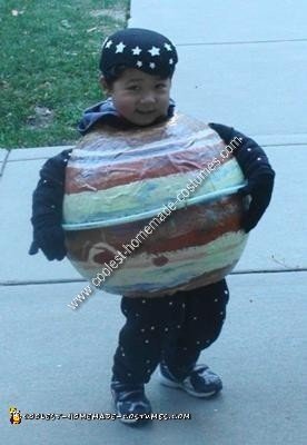 Traje casero del planeta Júpiter con un anillo apretado con tus propias manos.