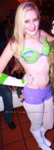 Me tomó un tiempo crear este sexy disfraz de Buzz Lightyear, pero valió la pena.  Me divertí mucho usándolo.  Materiales: (sujetador) - sujetador de color sólido - pintura roja - verde