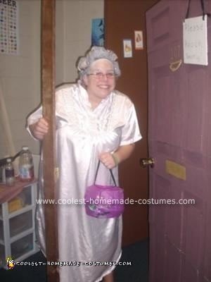 Disfraz de anciana repartiendo caramelos
