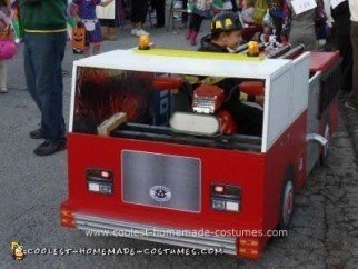 Camión de bomberos casero para un traje de bombero