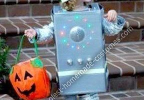 El disfraz de Halloween de robot de plata hecho en casa más genial