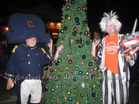 Este es un árbol de Navidad completamente iluminado de 13 pies de altura con 280 adornos.  El diseño consta de tubos de PVC, guirnaldas, cinta adhesiva y dos cestos de ropa.