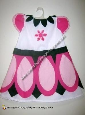 Disfraz de hada hecho en casa con pétalos de rosa.