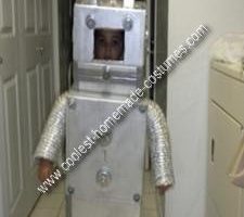 El disfraz de robot DIY más genial para un niño