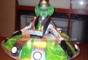 El extraterrestre casero más genial en un traje de OVNI