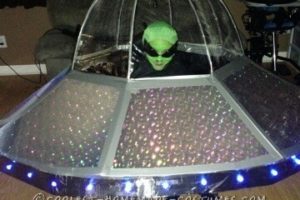 El extraterrestre más genial en un traje de OVNI en silla de ruedas