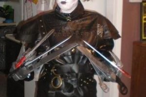 El mejor disfraz DIY de Edward Scissorhands para hombre