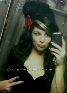 Vestido de terciopelo negro hecho en casa :) impresionante peluca hecha a mano, flor roja pegada a la pinza para el cabello, delineador de ojos, tatuajes impresos y piercing falso en el labio