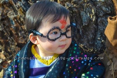 Mi hijo tiene 9 meses y cada detalle de su disfraz lo tuvo que hacer a mano.  Empecé con anteojos, debido a su tamaño, los envolví con alambre.