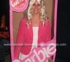 Genial disfraz de Barbie en una caja DIY