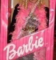 Genial disfraz de Barbie en una caja con tus propias manos.