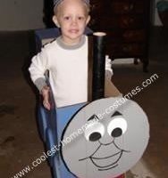 Genial disfraz de Thomas la locomotora