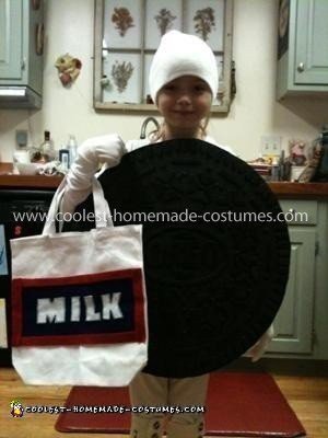 El disfraz de galleta Oreo más genial con un paquete de leche para golosinas o dulces.