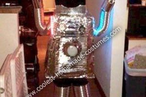 Genial disfraz de robot de Halloween hecho en casa