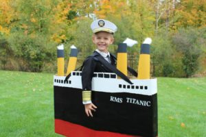 Idea original de disfraz DIY para niño: Capitán del Titanic