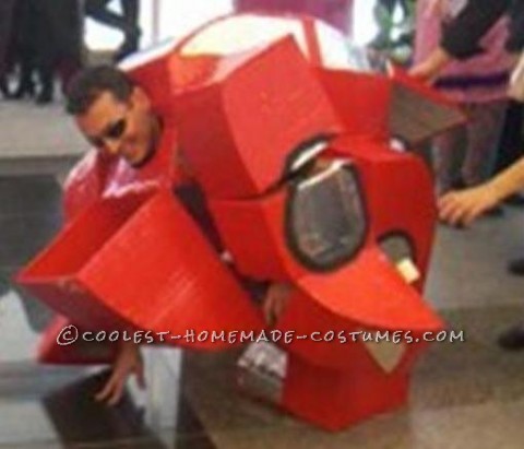 El ingeniero que hay en mí decidió hacer un traje transformable para mi competencia de trajes de oficina hace unos años.  Tengo una idea de la serie Transforme