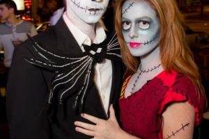 Jack y Sally Skellington con impresionantes detalles de maquillaje