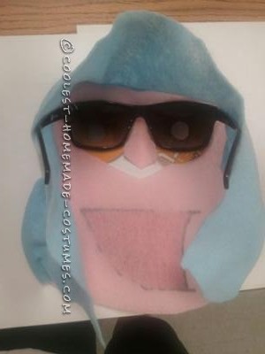 Hice una cara de fieltro duro, lentes de sol pegados detrás, cubiertos con papel blanco, y solo pequeños enteros para que puedas ver a través de sus ojos,