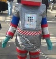 Traje de robot de cartón hecho en casa