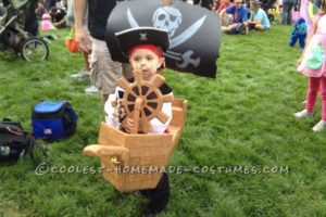 ¡El disfraz de barco pirata portátil más genial, Mati!
