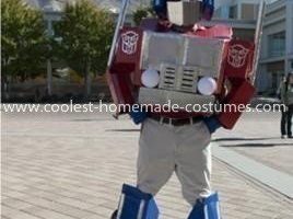 Genial traje transformador de Optimus Prime